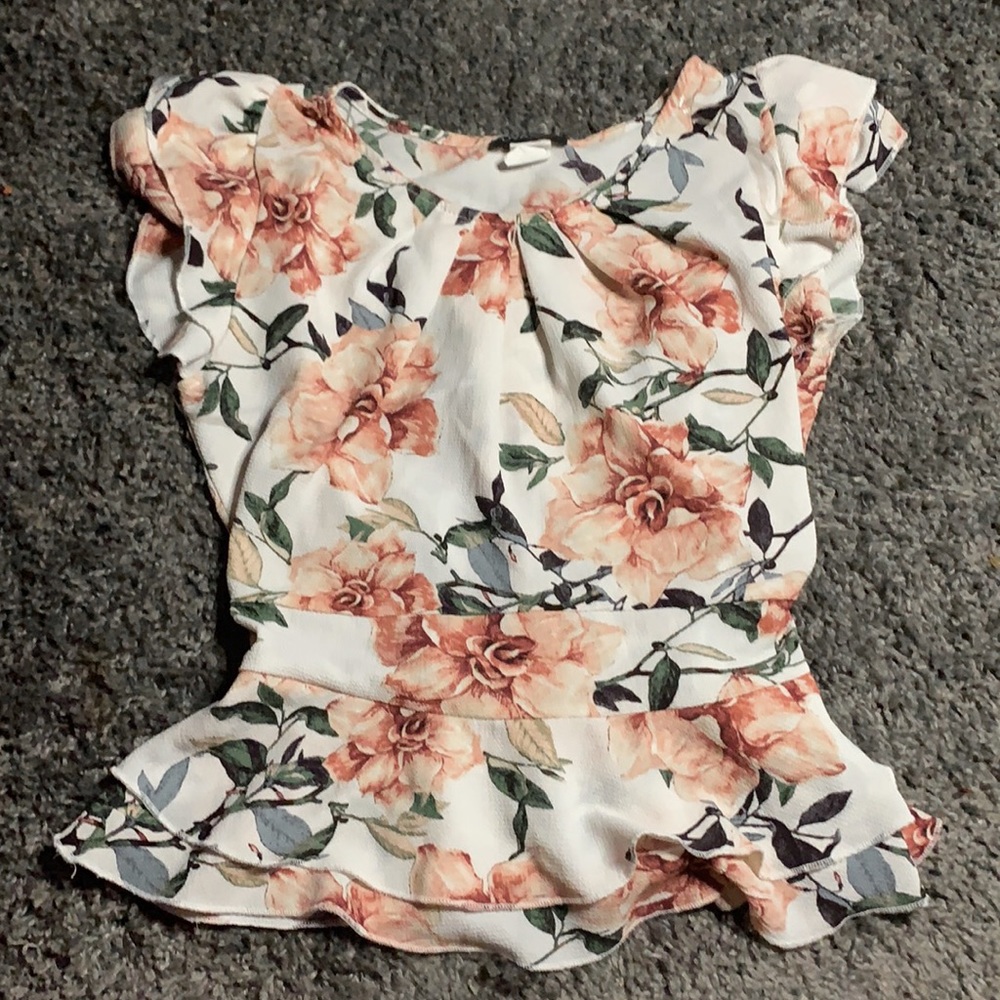 This is a blouse with a rosa pattern in a size S.